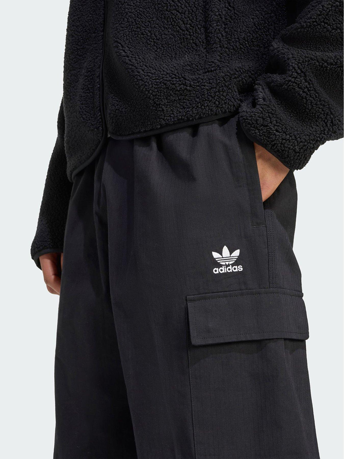 Image 3 of 5 of adidas Originals Trefoil Essentials Woven