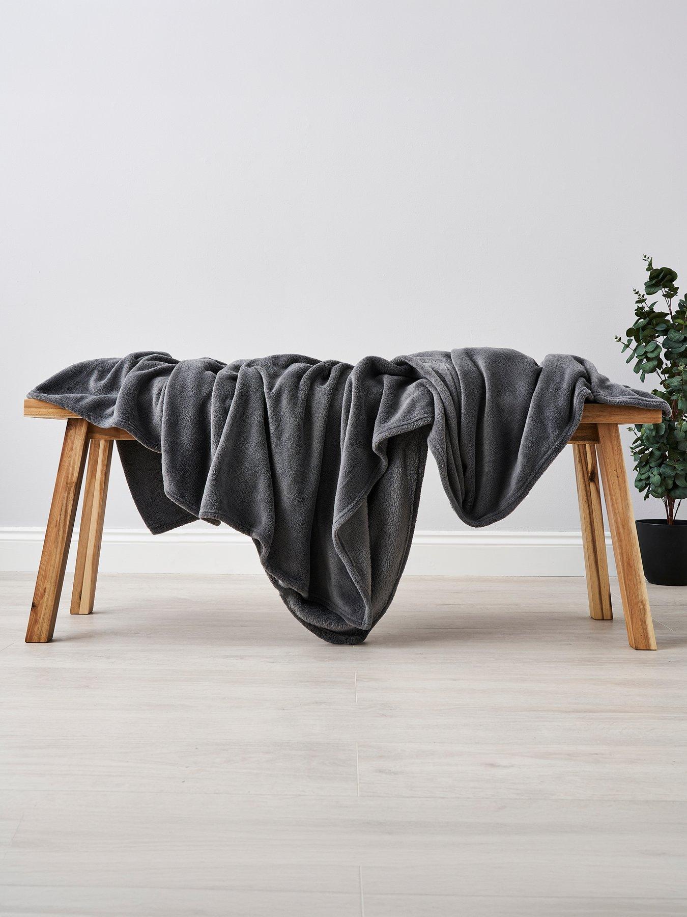 the-very-collection-jumbo-fleece-throw-black