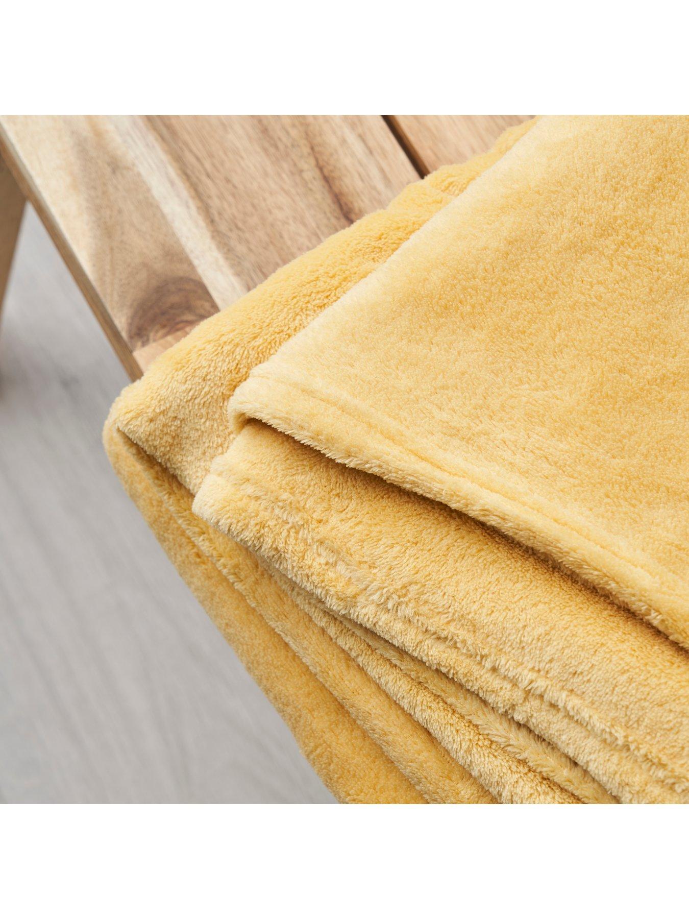 Image 3 of 4 of The Very Collection Jumbo Fleece Throw - Black