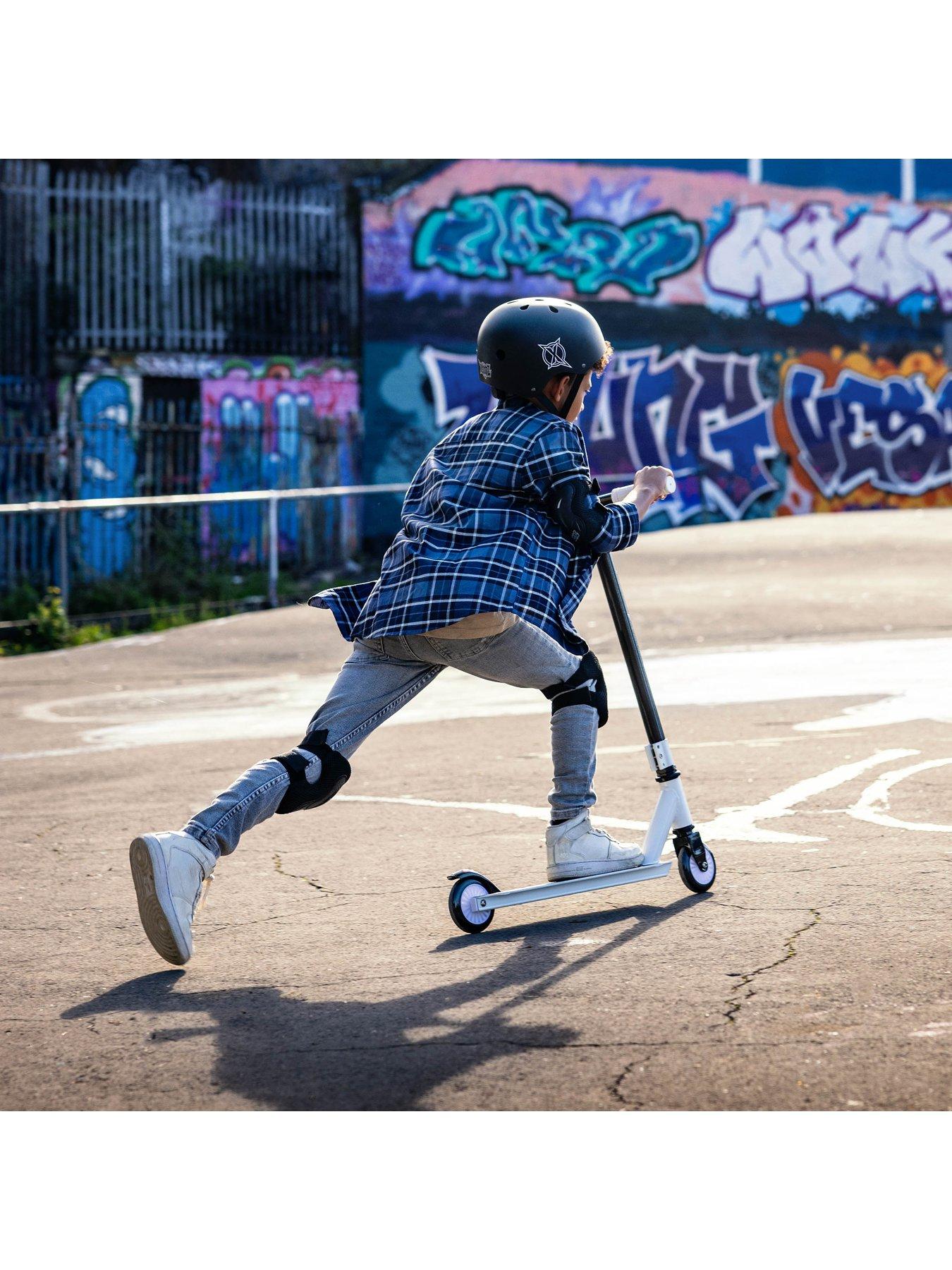 Image 3 of 7 of XOOTZ Invert T-Bar Stunt Scooter