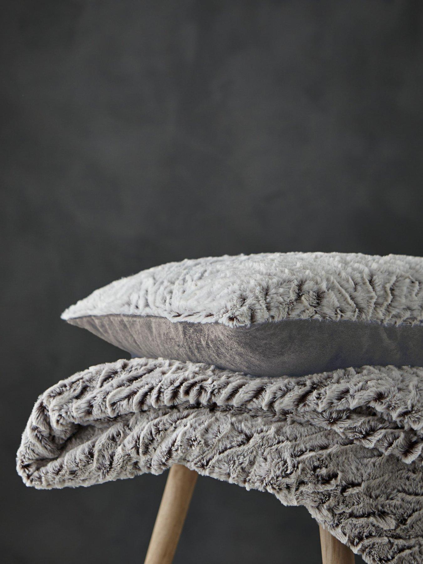 catherine-lansfield-faux-fur-wolf-throw-grey