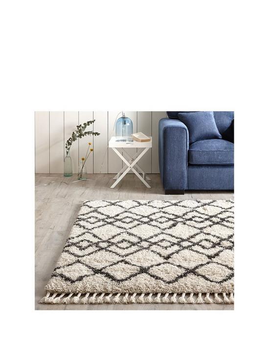 front image of very-home-calandre-fringed-rug