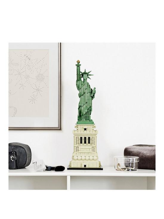 stillFront image of lego-architecture-21042-statue-of-liberty