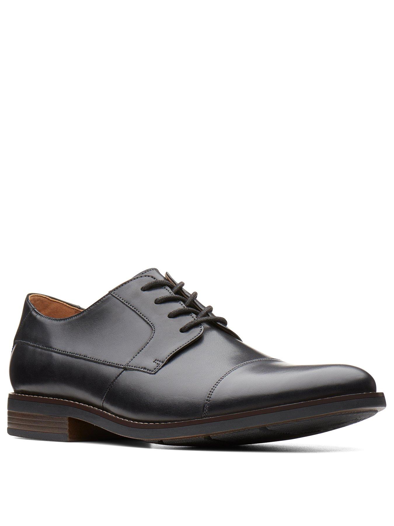 front image of clarks-becken-wide-fit-plain-leather-lace-up-shoe-black-leather
