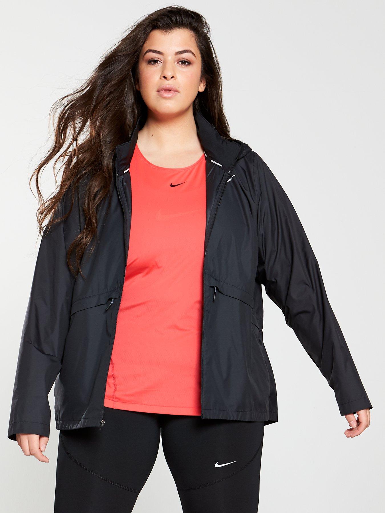 nike running essentials jackets in black