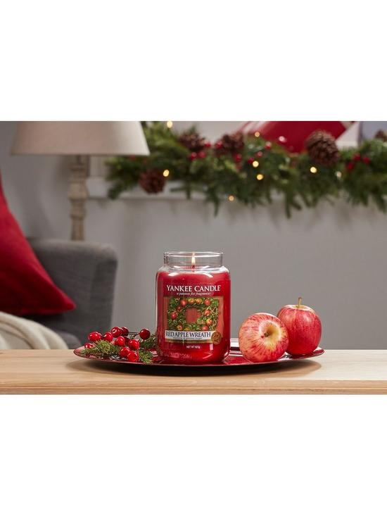 stillFront image of yankee-candle-large-jar-candle-ndash-red-apple-wreath