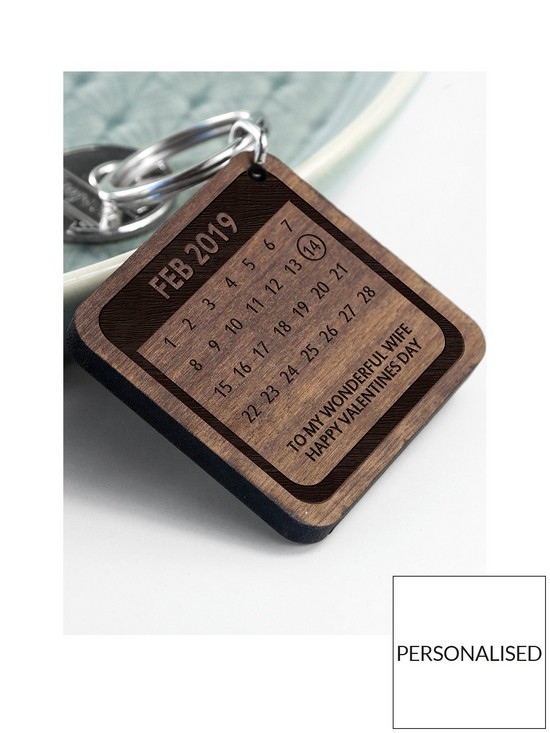 front image of treat-republic-personalised-a-day-to-remember-wooden-keyring