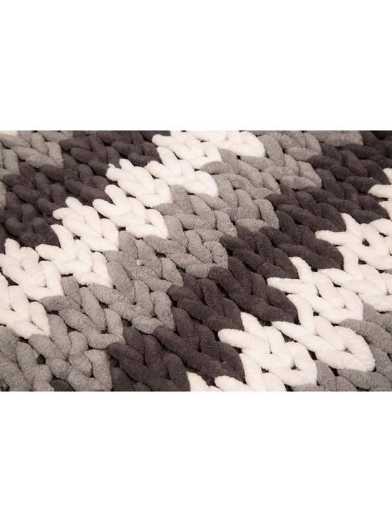 stillFront image of croydex-white-and-grey-patterned-bath-mat