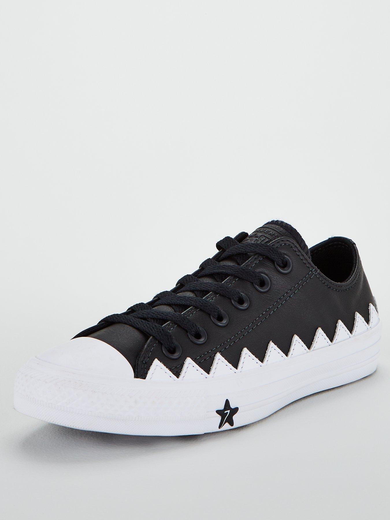 black and white zig zag converse