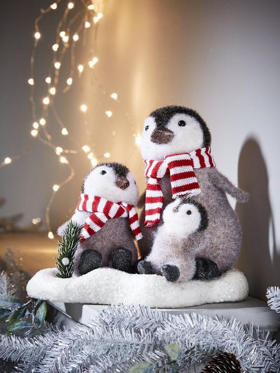 stillFront image of penguin-family-christmas-decoration