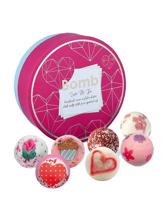 front image of bomb-cosmetics-love-me-do-creamer-bath-bomb-gift-set