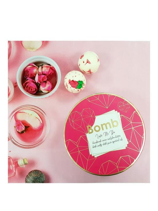 stillFront image of bomb-cosmetics-love-me-do-creamer-bath-bomb-gift-set