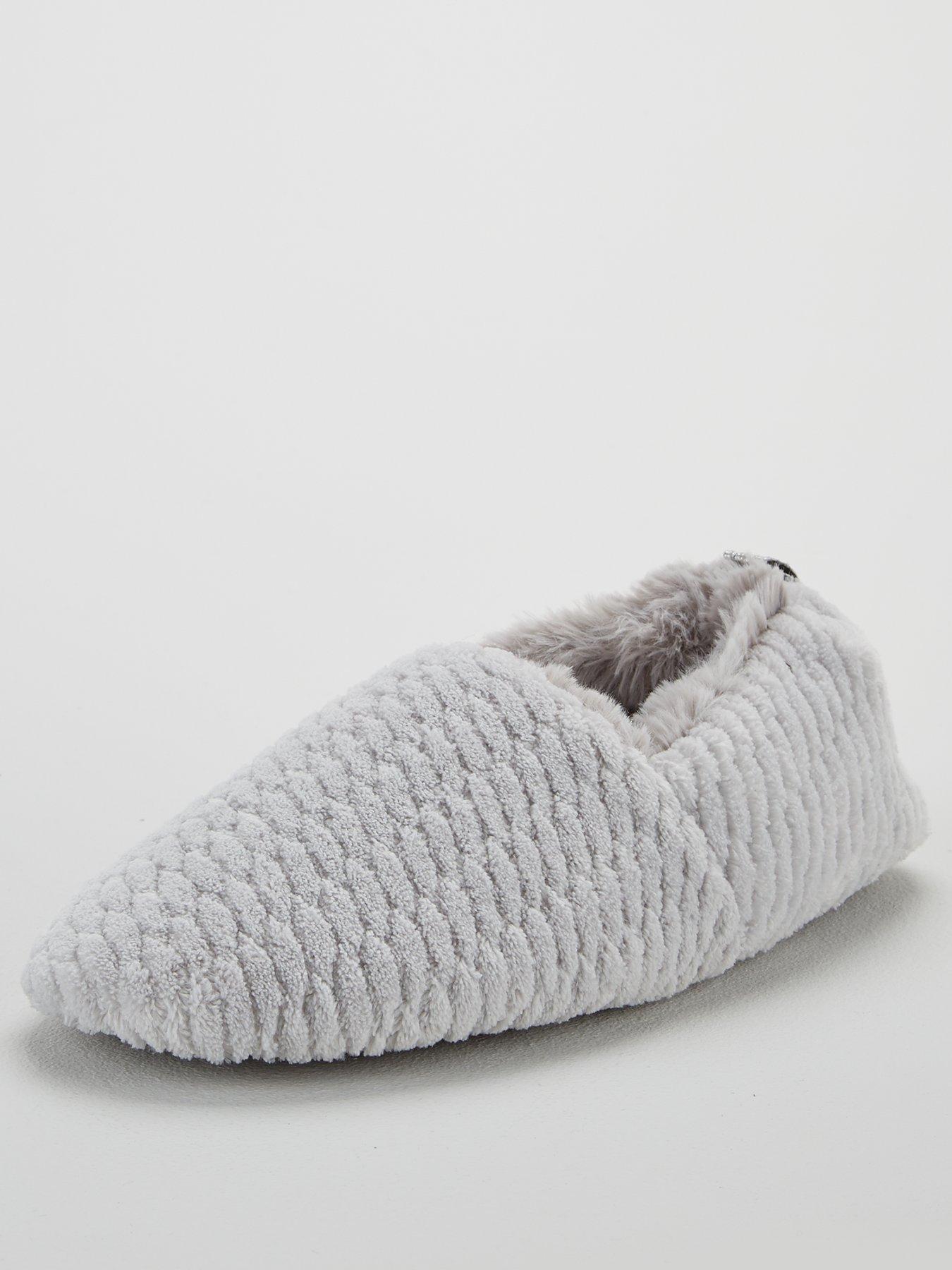 closed slippers
