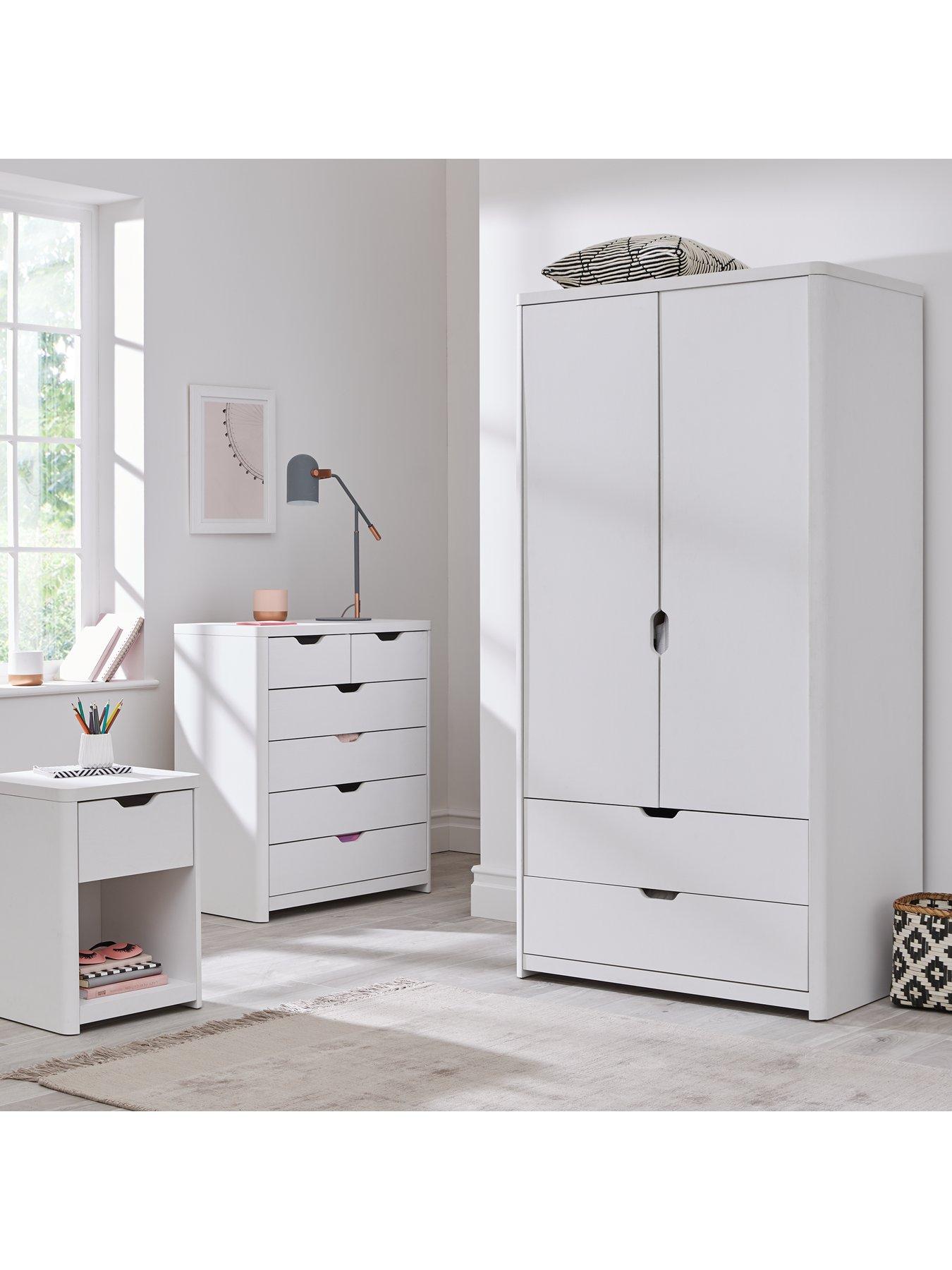 https://media.littlewoods.com/i/littlewoods/PGJU3_SQ1_0000013026_WHITE_OAK_RSr/very-home-aspen-3-piece-package-2-door-2-drawer-wardrobe-4-2-chest-and-bedside-table-white-oak-effect.jpg?$180x240_retinamobilex2$&$roundel_littlewoods$&p1_img=lw_sale_2018