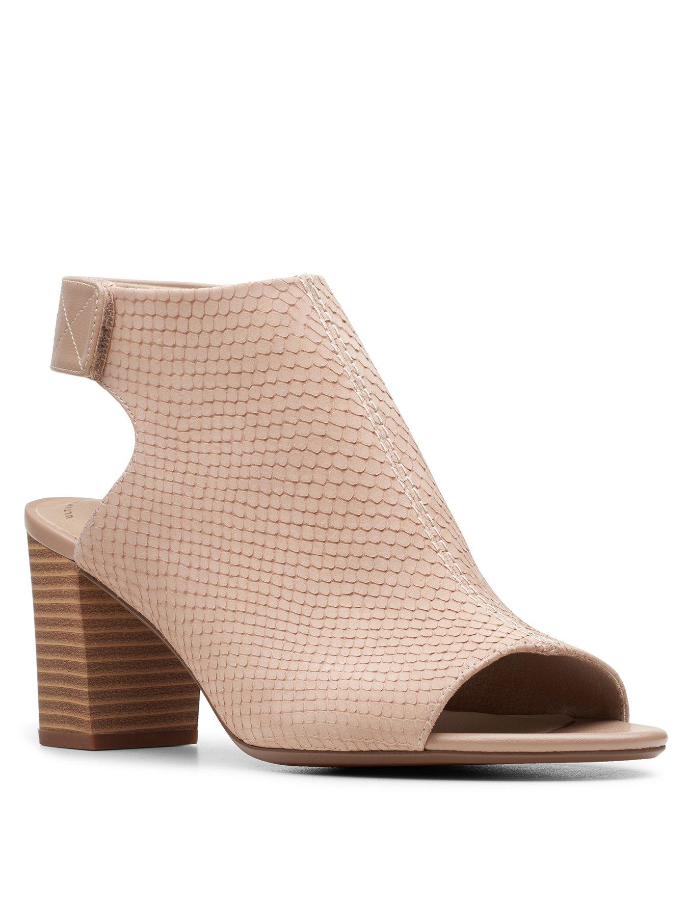 clarks deva bell sandal