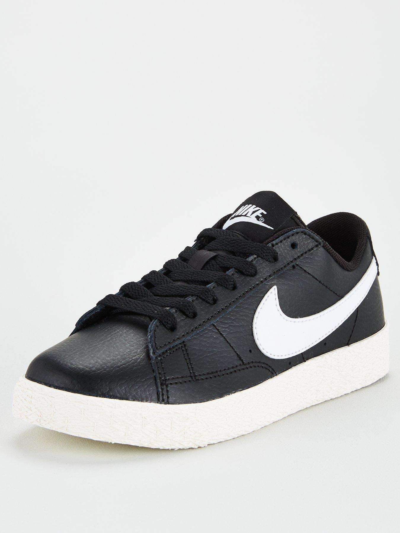 nike blazer low trainers in white