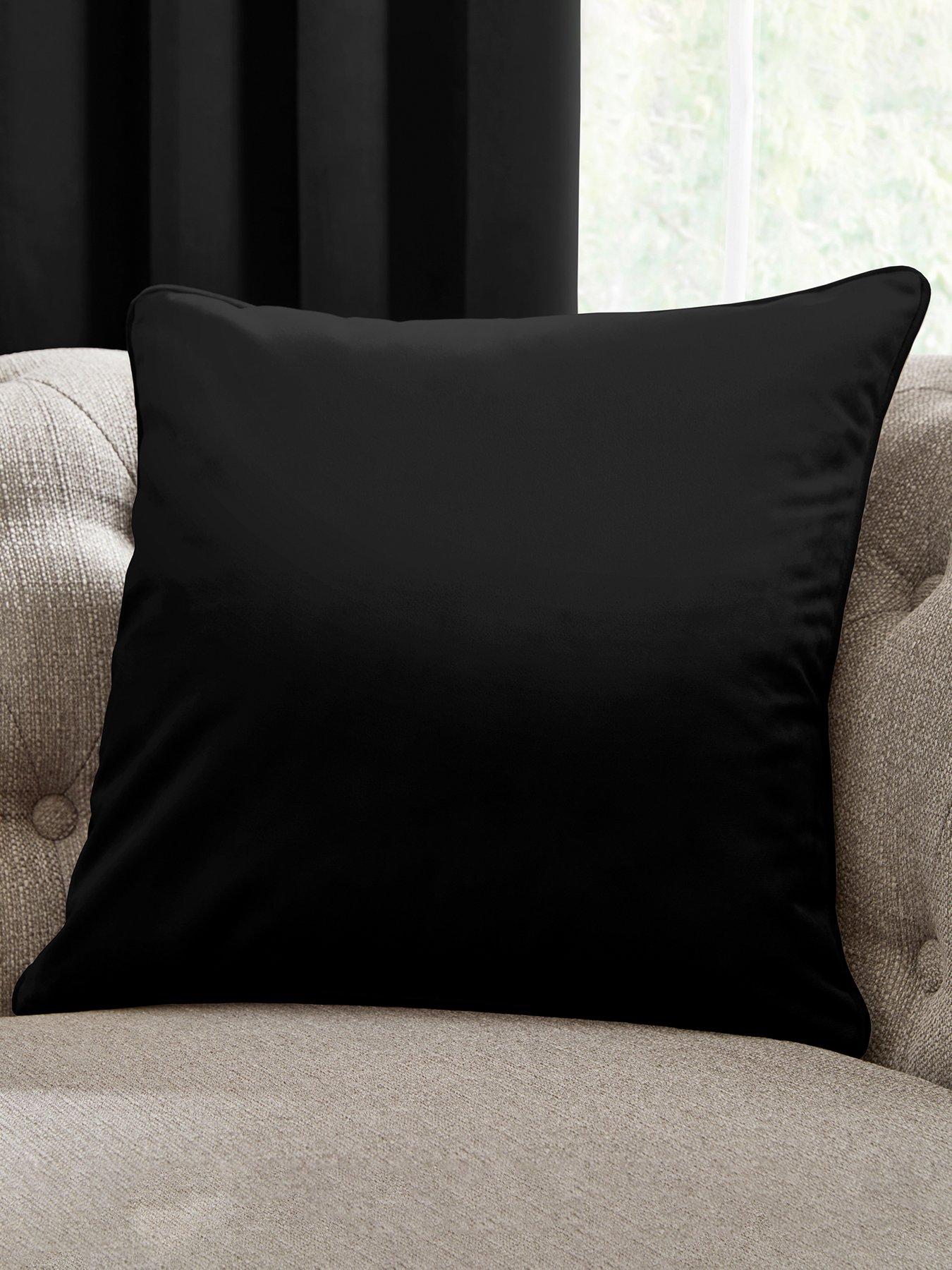 laurence-llewelyn-bowen-montrose-velvet-piped-cushion