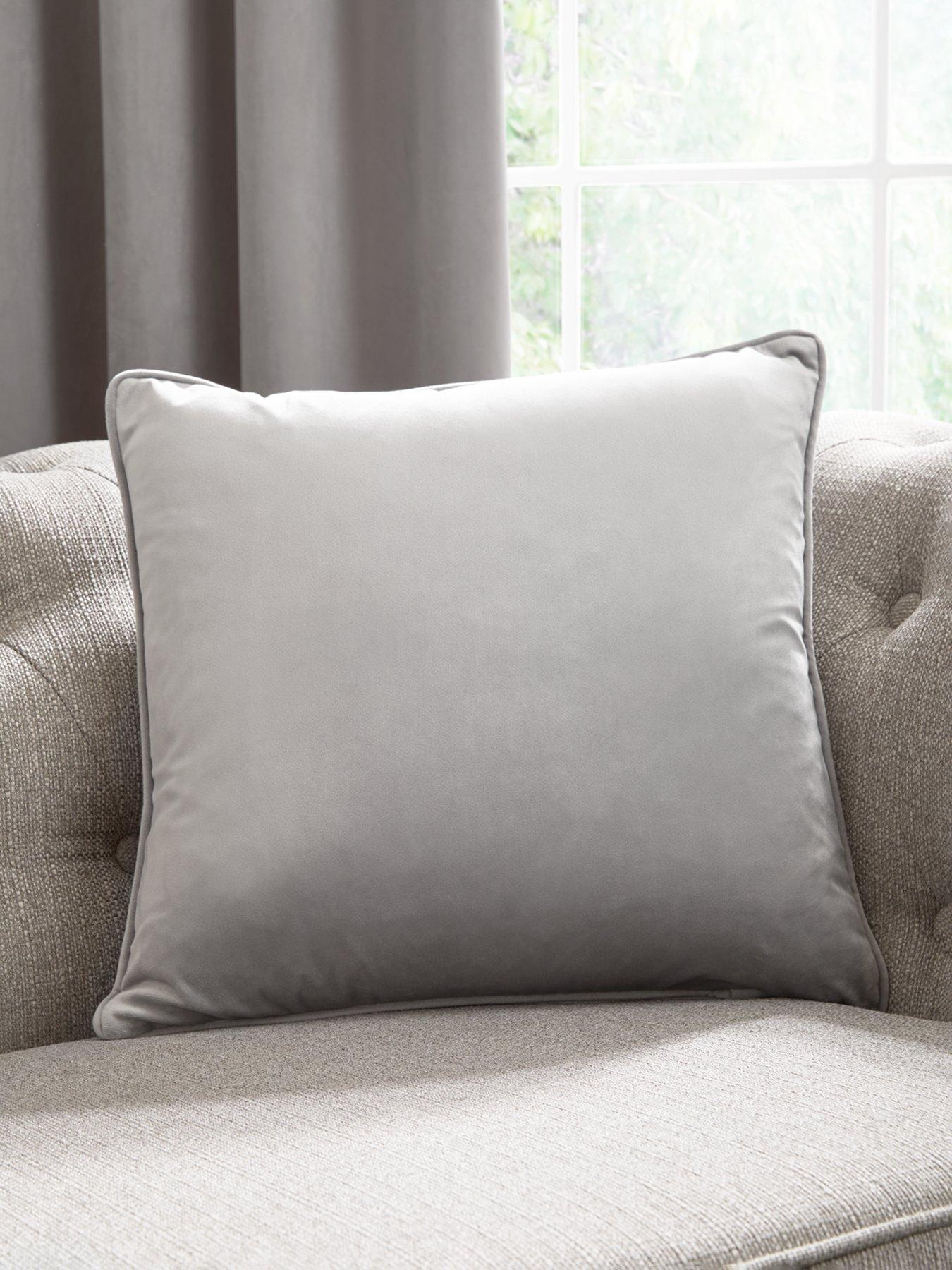 laurence-llewelyn-bowen-montrose-velvet-piped-cushion