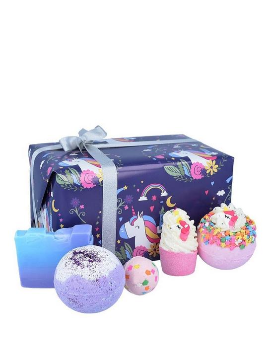 front image of bomb-cosmetics-unicorn-nights-bath-bomb-gift-set