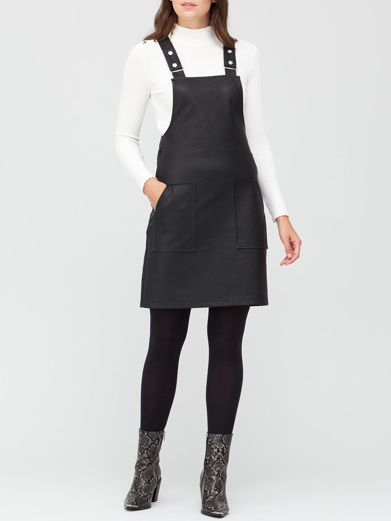 black pinafore dress outfit