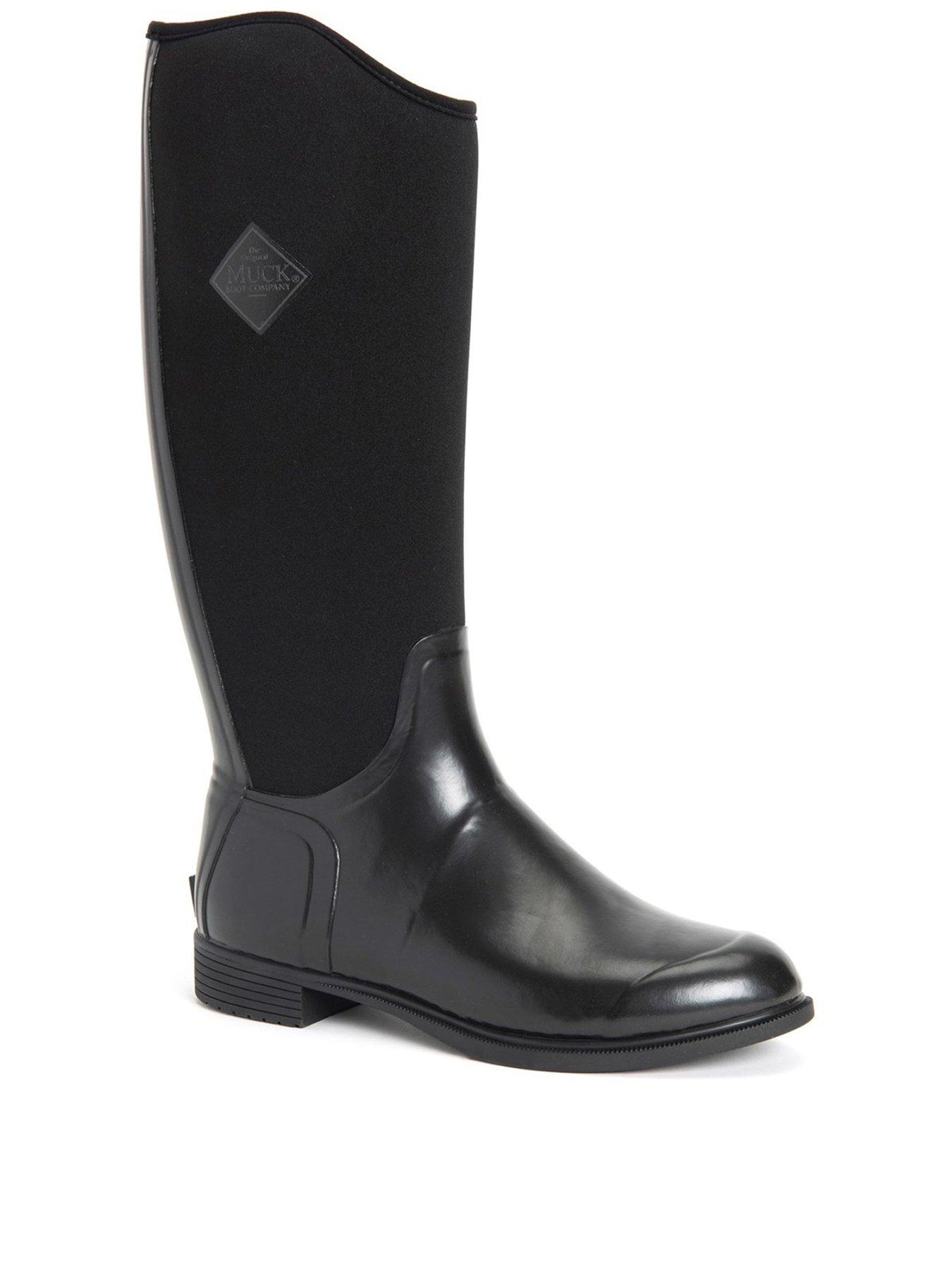 who sells muck boots in store