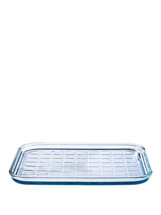 front image of pyrex-baking-tray