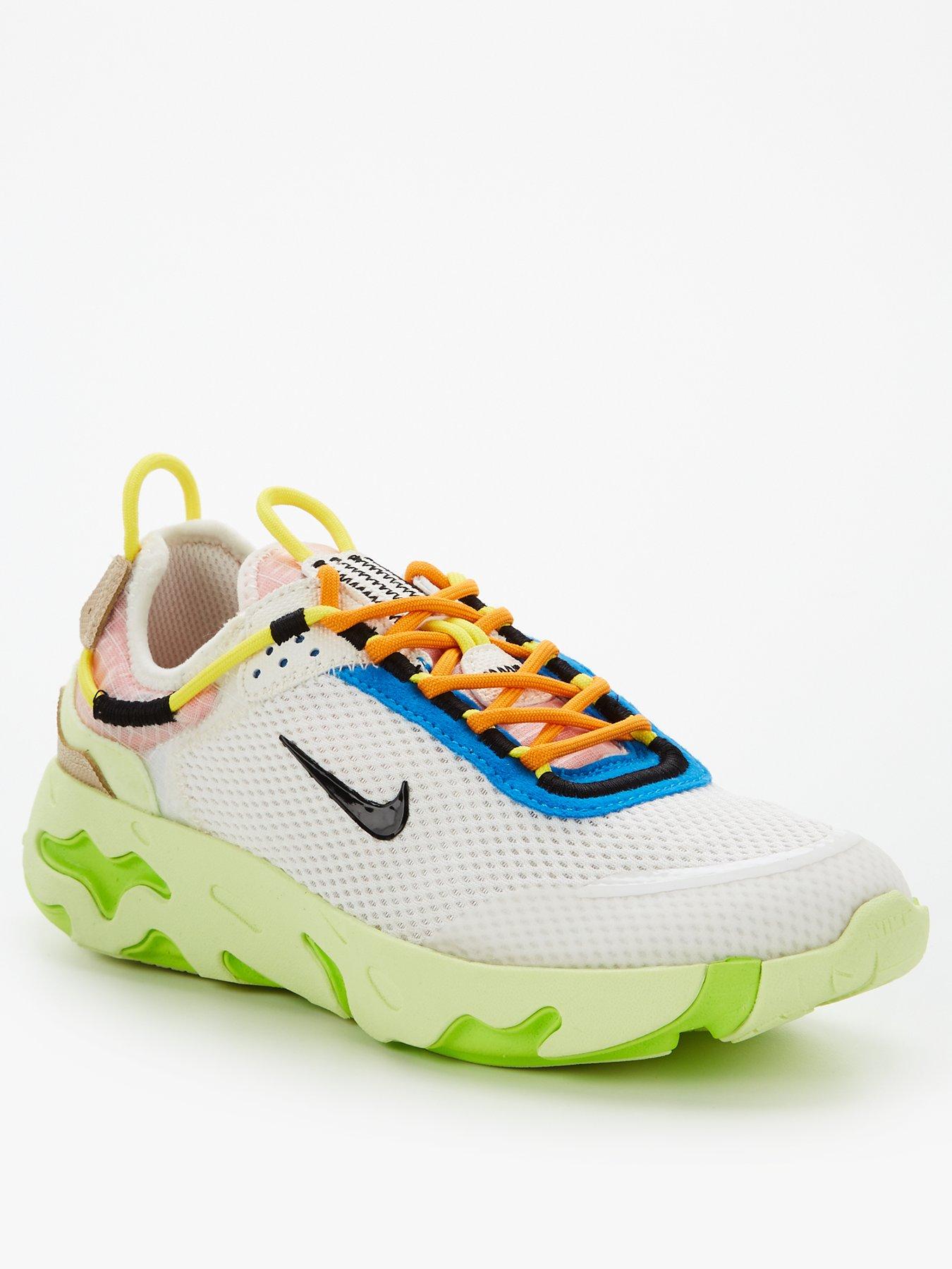nike junior reacts