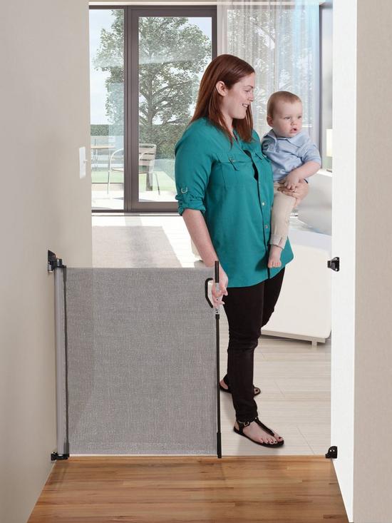 stillFront image of dreambaby-retractable-relocatable-gate-fits-gaps-0-140cm-greymesh