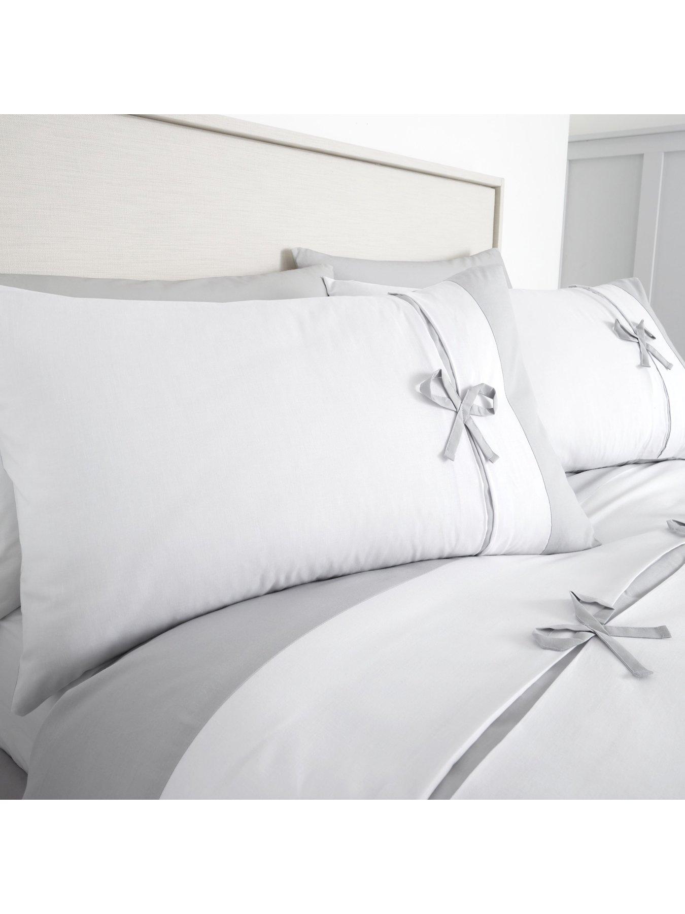  image of catherine-lansfield-milo-bow-single-duvet-covernbspset-white