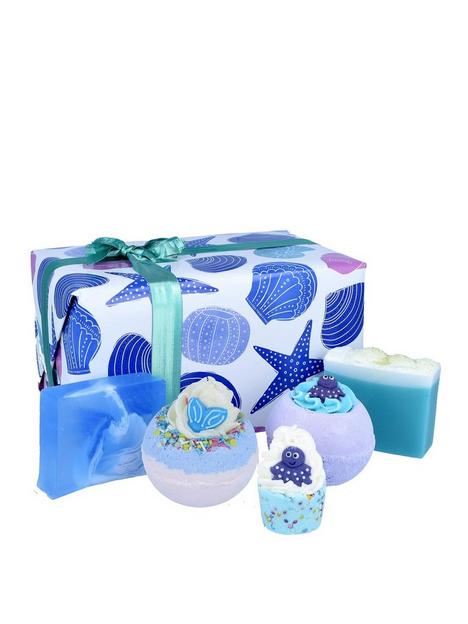 bomb-cosmetics-mermaid-tails-amp-seashells-bath-bomb-gift-set