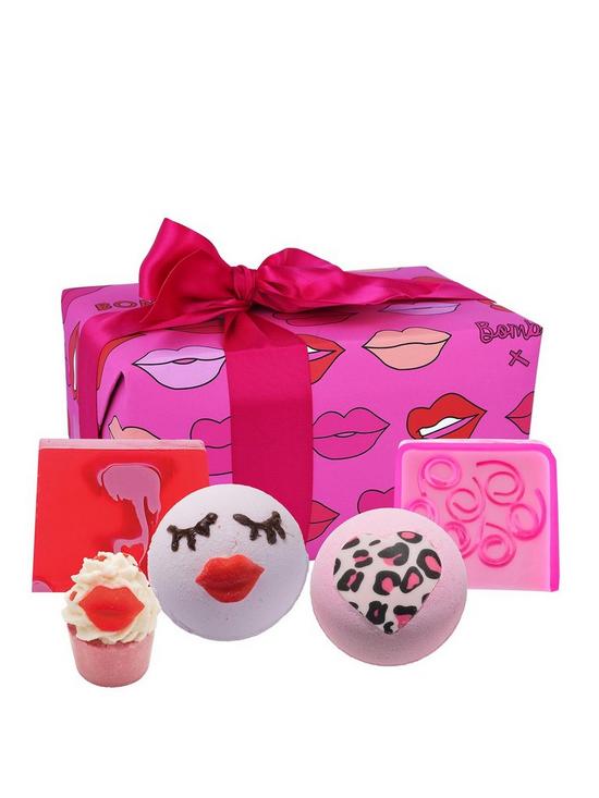 front image of bomb-cosmetics-lip-sync-bath-bomb-gift-set