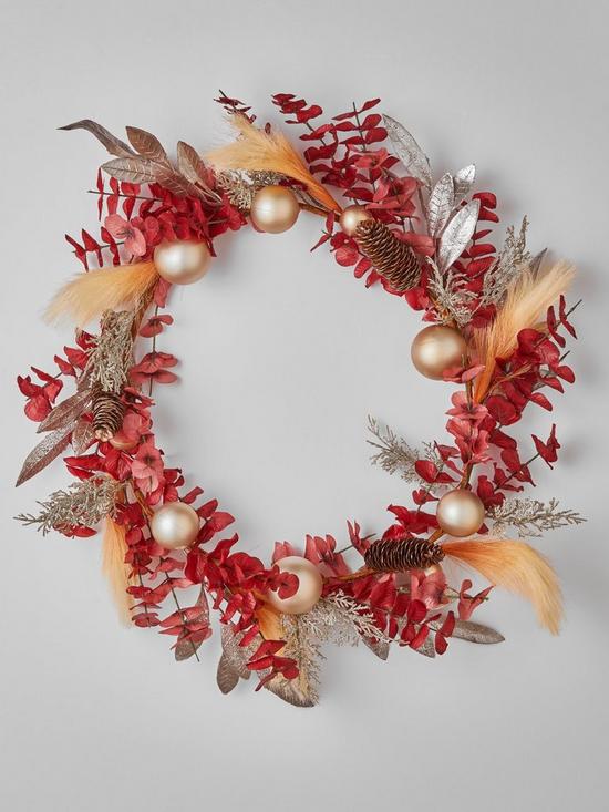 stillFront image of pampas-christmas-wreath