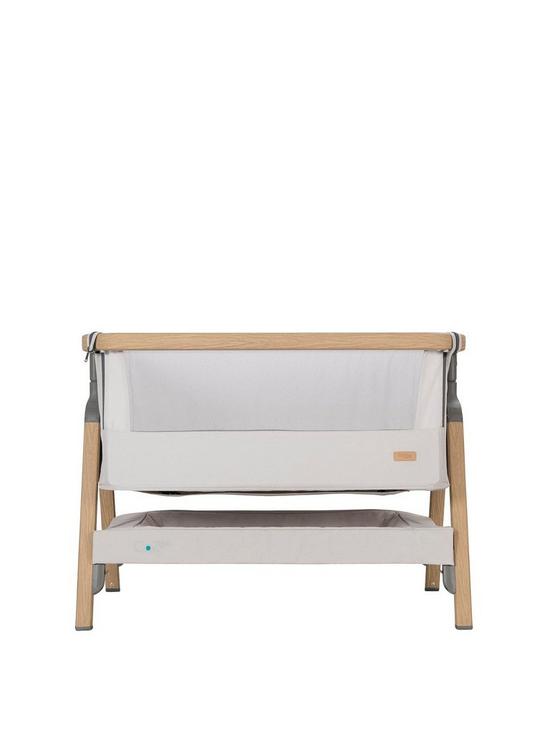 front image of tutti-bambini-cozee-bedside-crib-oaksterling-silver