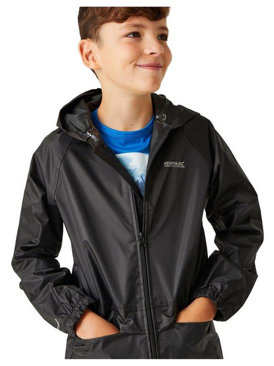 front image of regatta-kids-stormbreak-waterproof-jacket-black