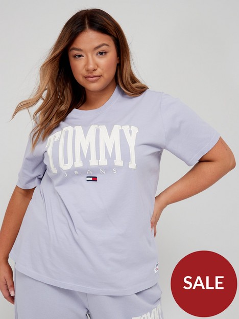 tommy-jeans-curve-collegiate-logo-t-shirt-lavender
