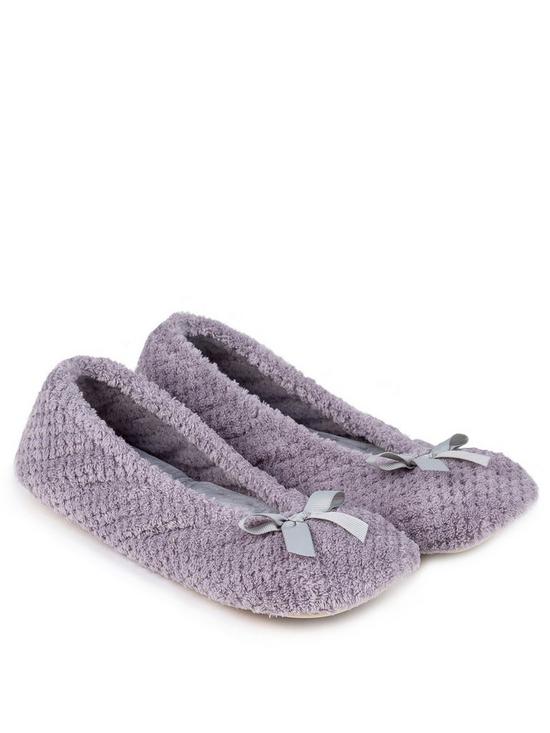 front image of totes-isotoner-popcorn-ballet-slipper-with-bow-grey