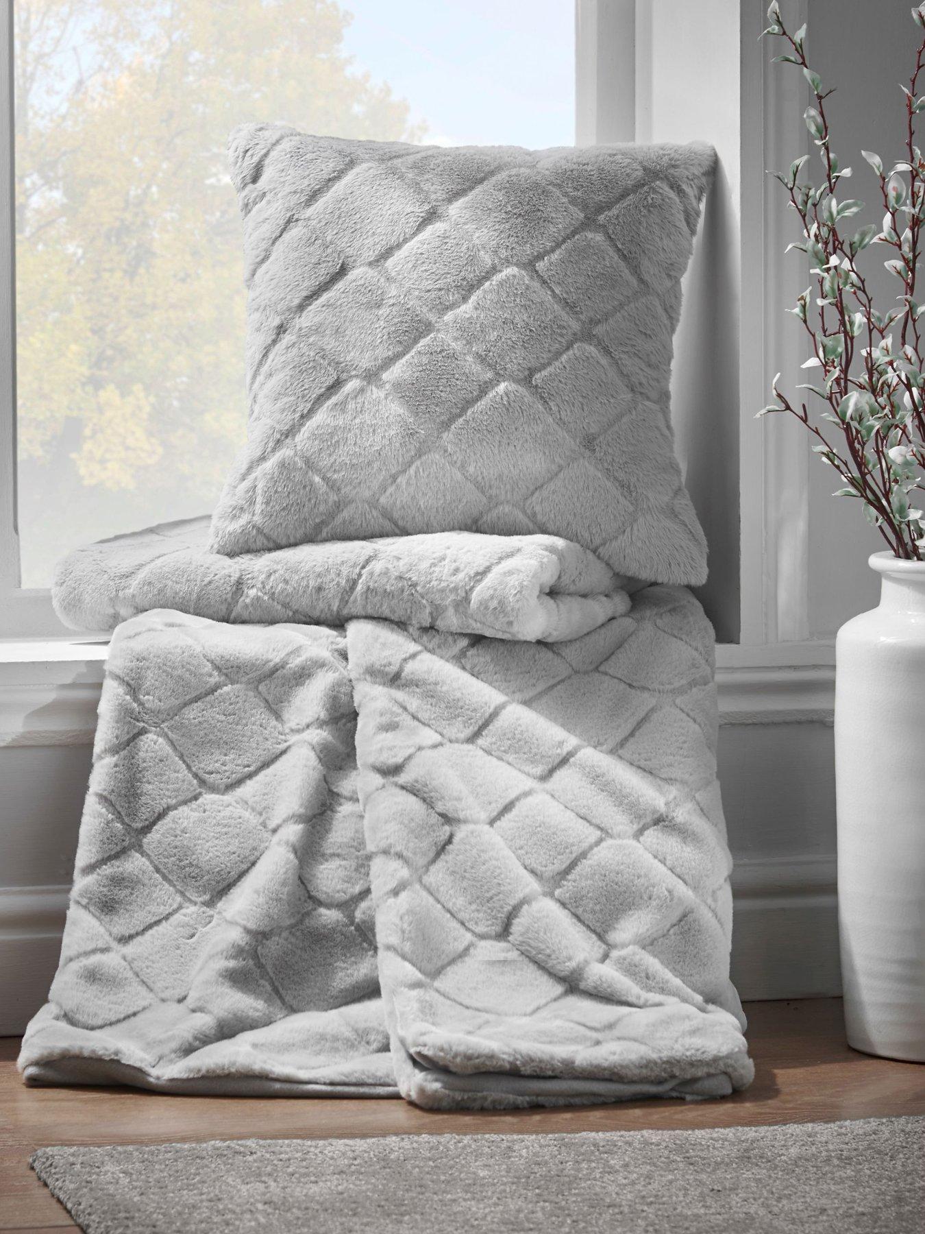 Image 3 of 4 of Catherine Lansfield Cosy Diamond Throw Range