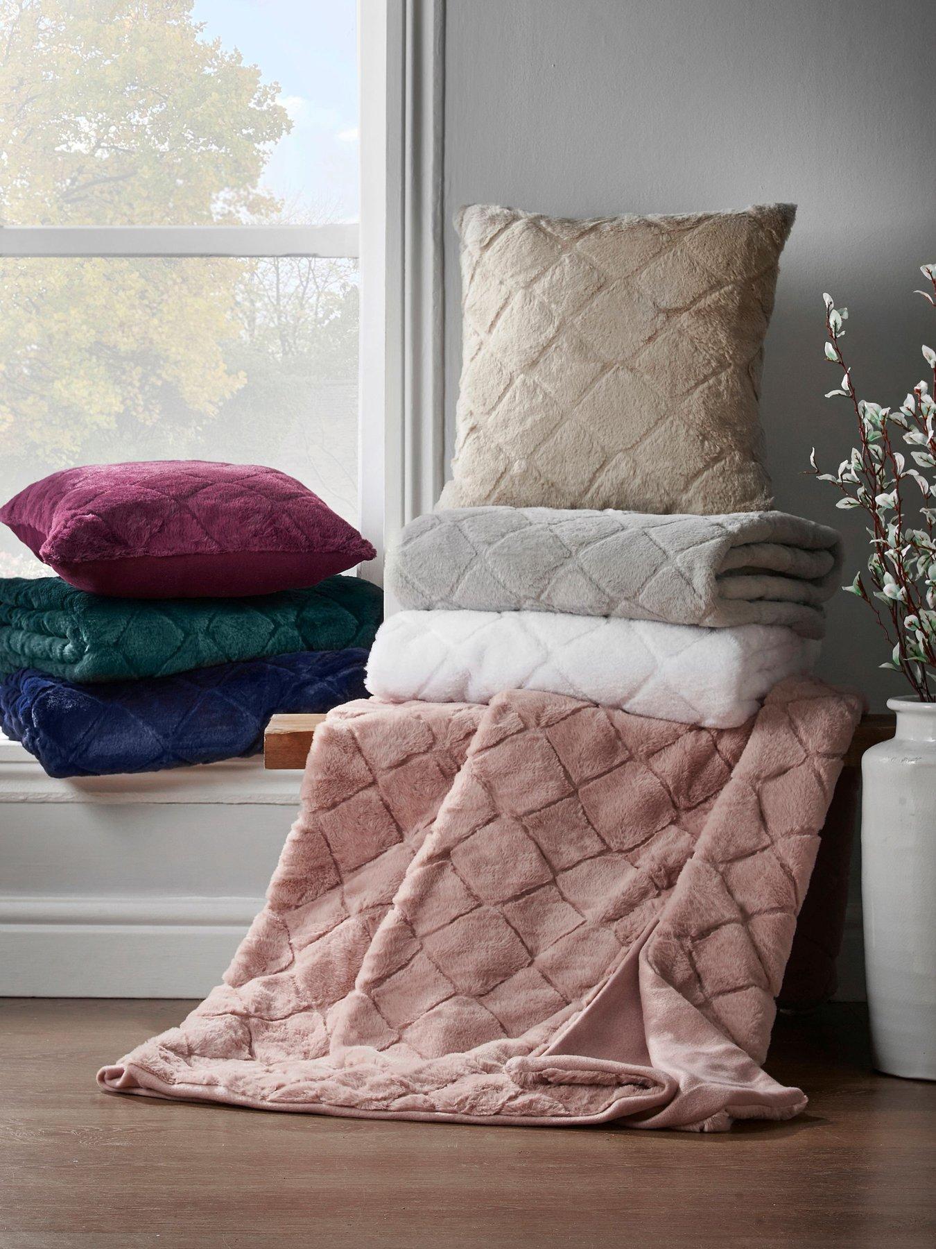 Image 4 of 4 of Catherine Lansfield Cosy Diamond Throw Range