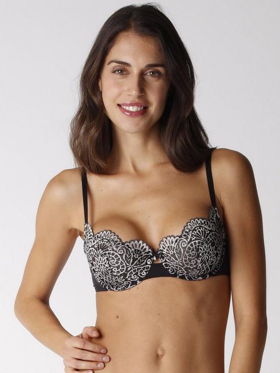 front image of wonderbra-lightly-lined-lace-bra