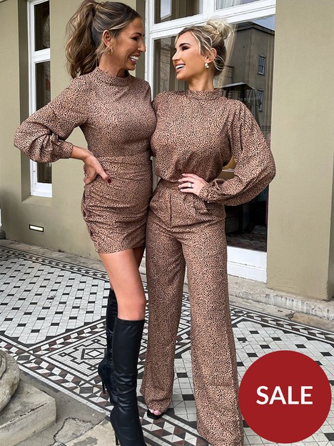 in-the-style-billie-faiers-leopard-print-high-neck-balloon-sleeve-ruched-mini-dress