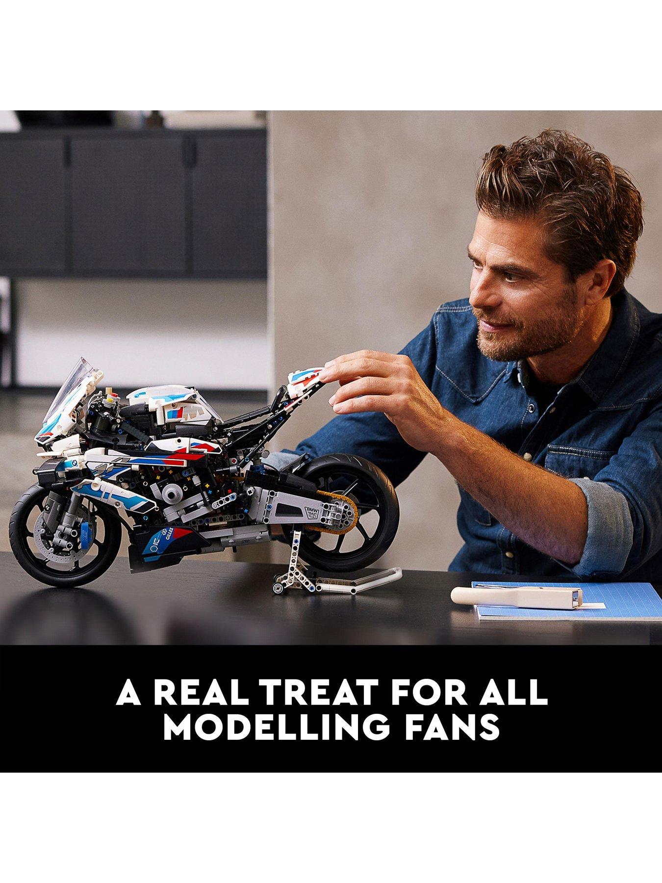 Image 6 of 8 of LEGO Technic Bmw M 1000 RR 42130