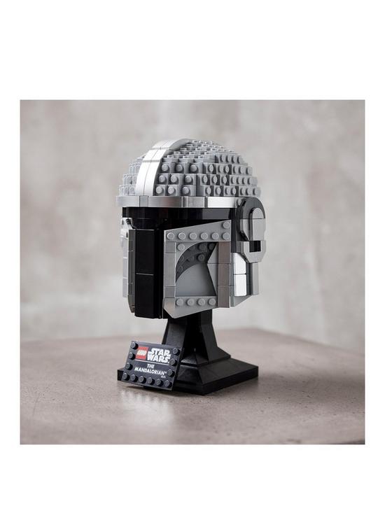 stillFront image of lego-star-wars-the-mandaloriantrade-helmet