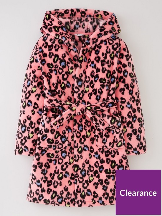front image of everyday-girls-leopard-fleece-robe-hot-pink