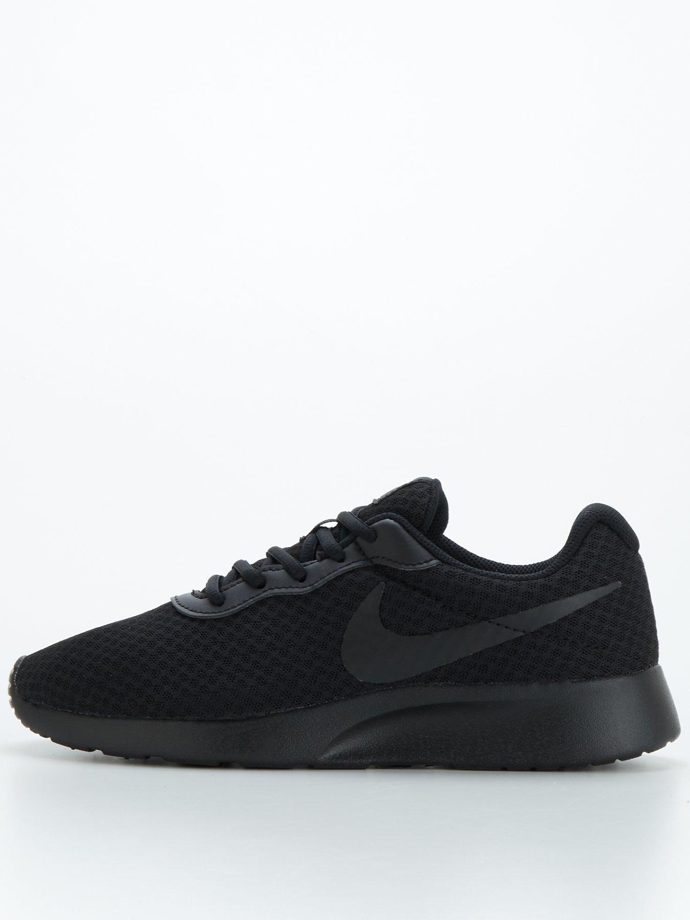 Nike tanjun 2025 trainers all black