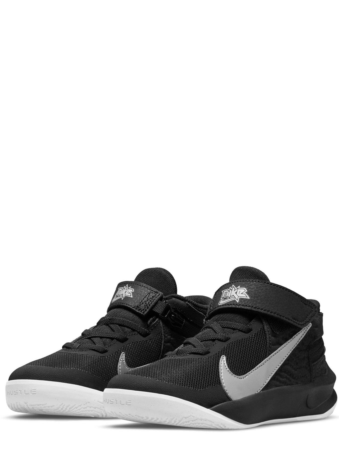 Nike team hustle outlet trainers