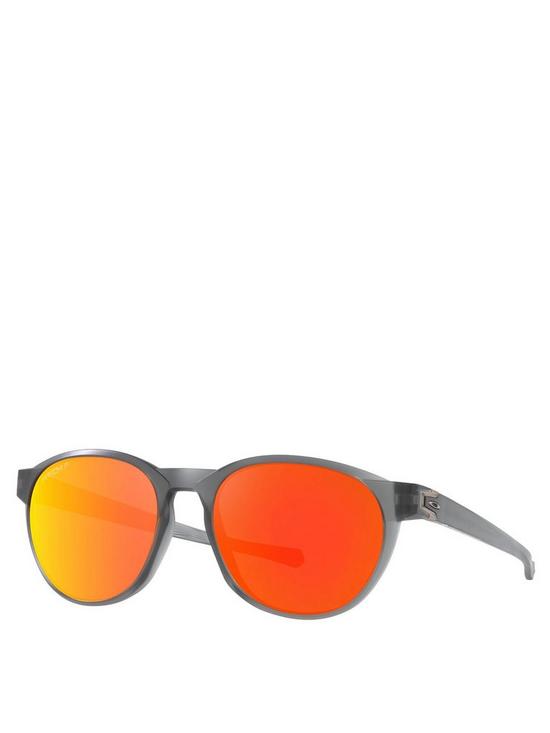 front image of oakley-reedmace-matte-grey-smoke-round-frame-prizm-ruby-polar-lens-sunglasses