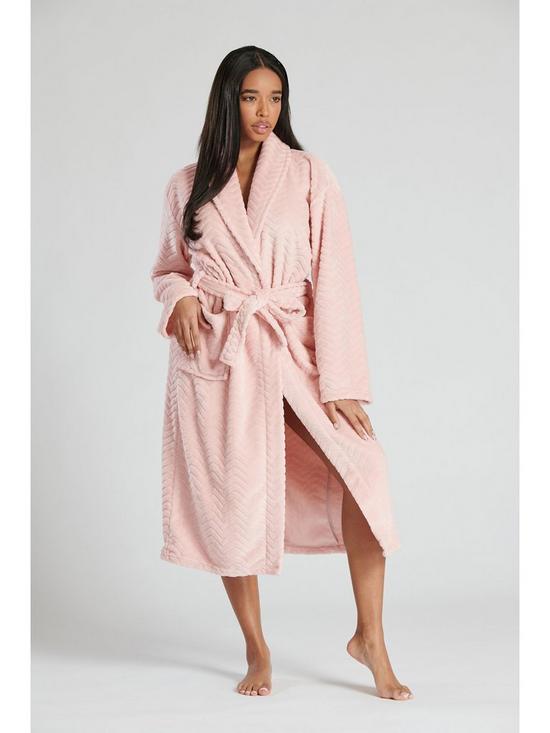 front image of loungeable-zig-zag-cut-fleece-shawl-collar-robe-pink
