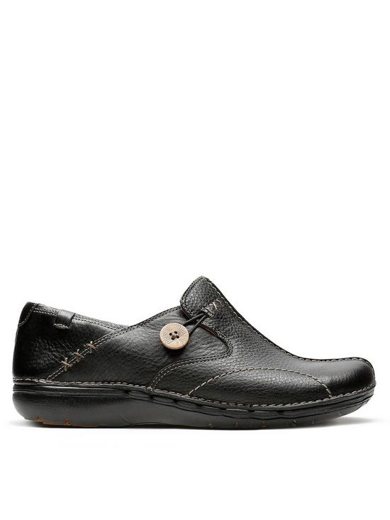 front image of clarks-wide-fit-un-loop-leather-flat-shoe
