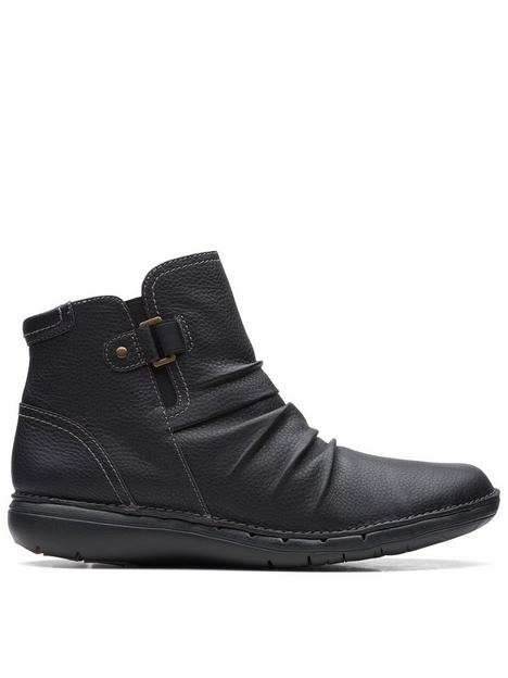 clarks-wide-fit-un-loop-top-leather-ankle-boot-black