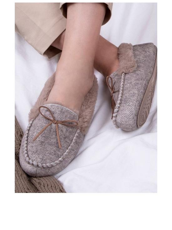 stillFront image of totes-herringbone-velour-moccasin-with-fur-cuff-amp-bow-detail-with-memory-foam-amp-pillowstep-beige